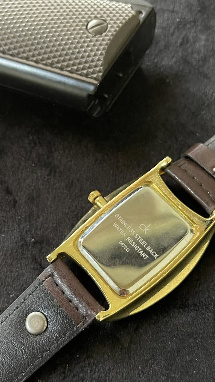 ⌚️🔥
ساعة Ck تصميم يلفت النظر من أول لبسة
لون ذهبي فاخر ويه سير جلد بني يعطيك هيبة وستايل راقي 😮‍💨

✔️ شكل كلاسيك عصري
✔️ خفيفة ومريحة باللبس
✔️ تنفع للكشخة اليومية والمناسبات

إذا تريد ساعة مختلفة وتفاصيلها فخمة… هاي إلك 👌
السعر نار 
وقم لاعتماد ***********
