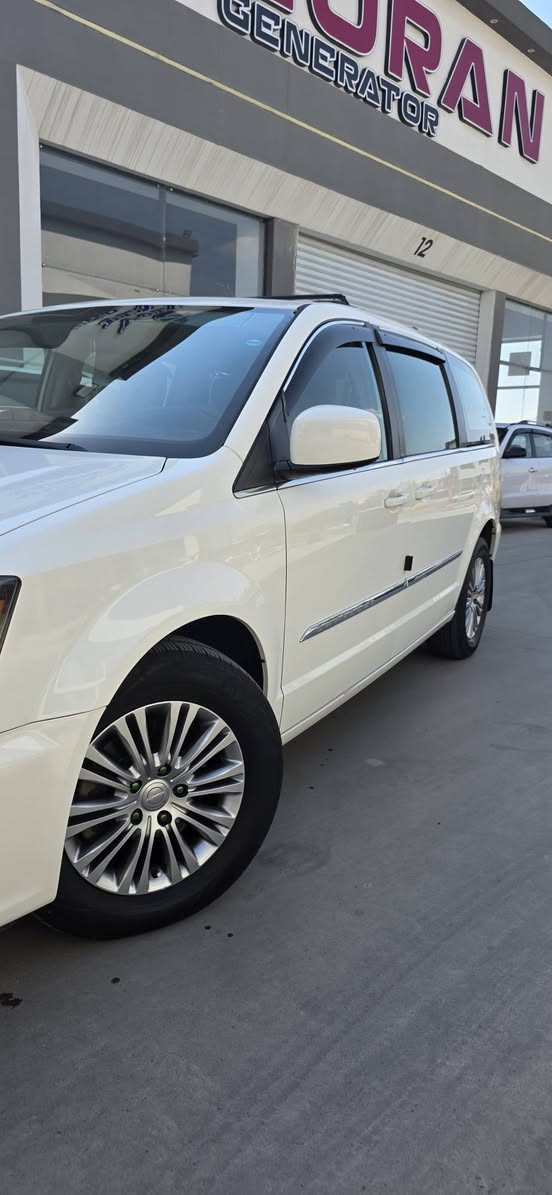 � للبيع – كرايسلر تاون آند كانتري 2013 🚗 فول فول السياره 
لون أبيض | حالة ممتازة جداً جديدة ماشاءالله 

سيارة نظيفة جداً كلين تايتل
بدون أي حادث أو أي ضرر  او غرق 

🔹 المواصفات :

• محرك 3600 
• 3 قطع تبريد تعمل بكفاءة عالية
• أبواب جانبية كهرباء
• باب خلفي كهربائي
• فرس وسطي  بين الكشنات 
• سقف مع شاشات للركاب في السقف
• لايت عدسة
• ويل قياس 17
بردات 
هيترات ستيرن 
تبريد لمس  
• دسكات رياضية كبيرة
• شاشة بلوتوث حديثة
• كاميرا خلفية
• عداد المسافة: 126 ميل
• رقم اربيل دولي وتحويل مباشر
 (ملاحضه فقط جاملغ خلفي رش اوربي بيه لا ضرر ولا معجون ولا حادث من الخارج رش فقط) ووين مايعجبك افحص من الف للياء كلشي جاهزة  ومتعوب عليها 
📍 مكان السيارة: موصل – الايسر

💰 السعر: 158 ورقة

📞 للتواصل والاستفسار:
***********
الأخ إبراهيم 

تحياتي لكم 🌹
