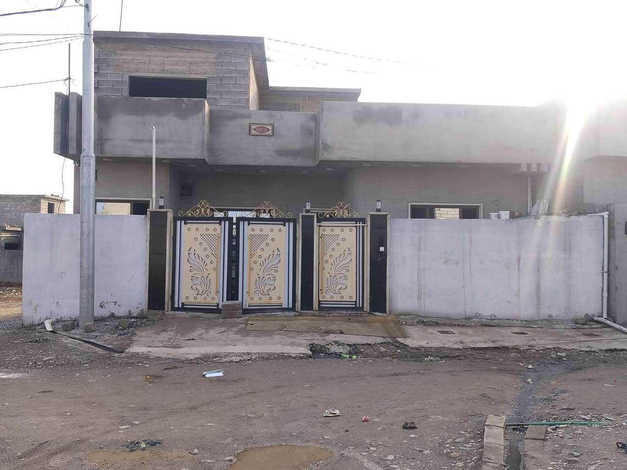 بيت للبيع في حي الأول ركن علا شارعين ثلاث غرف نوم وستقبل مطبخ 2 حار برد مشتملات بيت جهاز كمال سيراميك بيت جديد سعر 65 بي مجال  نتصل *********** وتساب
