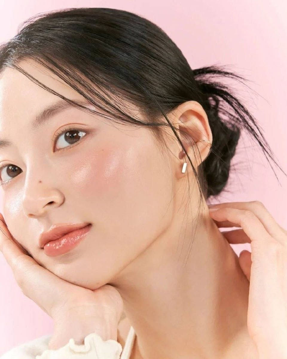 🍑تونر خلاصة النياسين بالخوخ 77% من أنوا (Anua Peach 77 Niacin Essence Toner) يجمع بين فوائد التونر والإسنس، مصمم لترطيب وتفتيح البشرة. يتميز بتركيبة لطيفة تجعله مناسباً لجميع أنواع البشرة، بما في ذلك البشرة الجافة والحساسة.✨
✅التركيبة غنية بمزيج من المكونات النشطة والمغذية:77% مستخلص فاكهة الخوخ يوفر ترطيباً عميقاً ومغذيات غنية بالفيتامينات ومضادات الأكسدة للمساعدة في استعادة إشراق البشرة ولونها الطبيعي.
✅النياسيناميد (فيتامين ب3): مكون فعال معروف بخصائصه في تفتيح البشرة، المساعدة في توحيد لونها، وتقليل ظهور البقع الداكنة والتصبغات.
✅ألفا أربوتين وفيتامين سي: يعملان بشكل تآزري مع النياسيناميد لتعزيز تأثير التفتيح ومنح البشرة إشراقة ونضارة.
✅بانثينول (فيتامين ب5) وسيراميد: تساعد هذه المكونات على تقوية حاجز رطوبة البشرة الطبيعي والحفاظ على ترطيبها العميق، مما يقلل من التهيج والاحمرار والجفاف.
✅نظام "Peach Melting Peel™" (تقشير الخوخ الذائب):  يساعد على إزالة خلايا الجلد الميتة بلطف وتنقية المسام، مما يحسن من ملمس البشرة. 
#الاصلي المنشأ كوريا 🇰🇷💯
سعر الدرزن 
يوجد لدينا توصيل الجميع محافظات العراق✔️✔️


**إذا كنت صاحب هذا الإعلان وتريد حذفه لأي سبب، رجاءا أرسل رسالة إلى الدعم الفني**