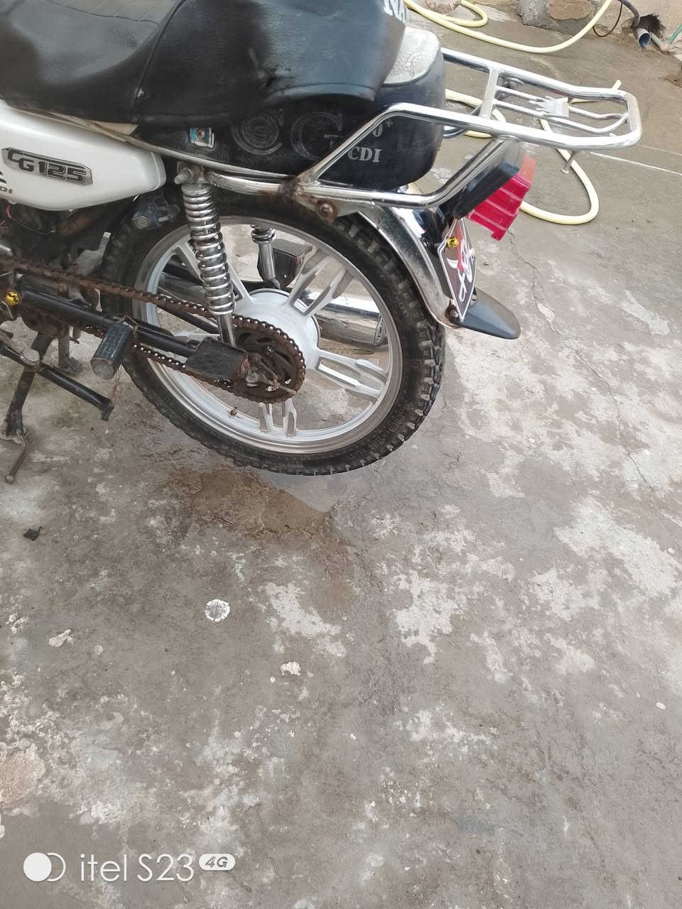 السلام عليكم للبيع دراجة سيفان 21دراجه كامله مكمله اوراق ومحرك خير من الله وكهربيات  كامله اتصل على الرقم ***********
