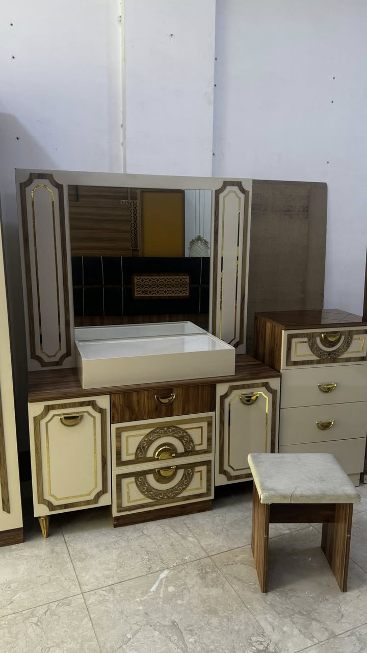 غرفه نوم ملكي 9قطع قنصور 8ابواب  بواب غرفه هيدروليك نضافه اخو الجديد السعر مع الشد والنقل مليون 75 الف
***********
***********
#اكسبلور #غرف #اثاث
