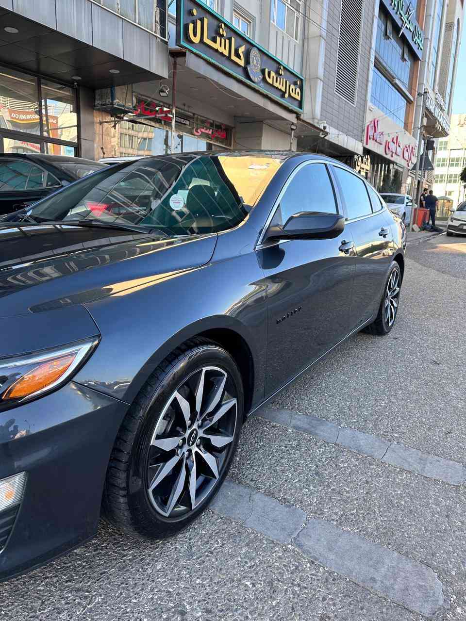 ايامكم سعيده وكل عام وانتم بخير 
من رخصه الادمن المحترم 
شفروليت ماليبو Rs وارد كندي موديل 2021   رقم سليمانيه بايمي تحويل وكاله مواصفاتها معروفه 
محرك 1500 تيربو كير CVT 
سبايدر خلفي مع دبل كزوز ويل 18 سبورت علامات وكتابات night colour 
بصمه تشغيل عن بعد
كشاف ليد مع اناره ثلجيه  
شاشه  apple car play وandroid conact  
كشن السائق كهرباء 
عدداد سرعه كيلو متر 
السياره جديده وليبل واحد بدون حادث الايرباكات  سليمه 
السياره بيها كلير دبل كوت بالباب مال صدر والجاملغ بدون ضرر واو معجون او حادث 
وكذلك رشه صبغ صغيره بحانب البنيد اثر شخط بالتحميل  
السياره كامله وحاهزه مابيها نقص ولا كلوب مشتغل  وبيها تخم تاير حديد والبطاريه   كذلك
السعر ١٣٥  للاتصال او واتس ***********  
السياره مابيها ضرر وعلى البلاد لتحسبها مثل رقم المعوقين او المتضرره وبيها حادث او تشتري منى وتدخل بيها حي صناعي
