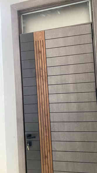 بيت مساحه ١٥٦ متر بناء جديد 
منطقه ال٢٦ حسينيه سكلات مقابيل منتزه 

طابقين 

غرفتين نوم صاله ارضيه ىصاله طابق ثاني استقبال ومطبخ حمام عدد ٢ واحد سويت 

بيبان تركي وباب قاصه وشبابيك المنيوم عازل 

بين بناء درجه اولى ارضيه رفت مسلح 

نقص شتايكر وستاره والواجهه 

قريب من تجاري حشد وتجاري مدخل سكلات  قريب من منتزه بظخر تجاري 

سعر ١٣٠ قابل للتفاوض 

*********** ابيع على مبادرة حسب الاتفاق
