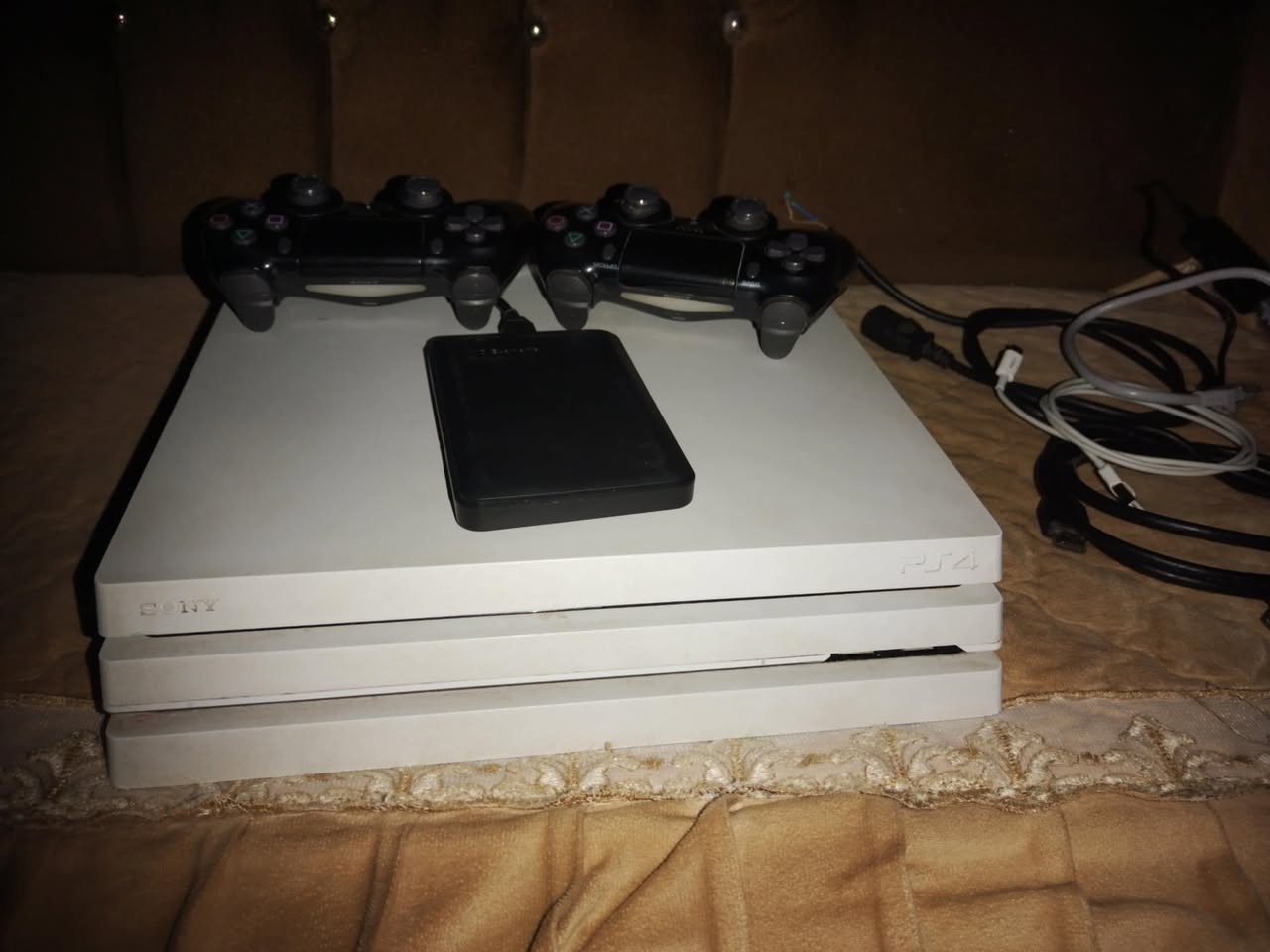 بلي ٤ برو ذاكره ٣تيرا
مع يدتين اصليات مراوس بلابتوب قوي


**إذا كنت صاحب هذا الإعلان وتريد حذفه لأي سبب، رجاءا أرسل رسالة إلى الدعم الفني**