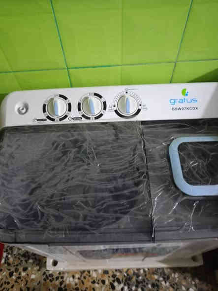 غساله للبيع حجم صغير  جديده مامستخدمه جتنه هديه ونريد نبيعه ***********
