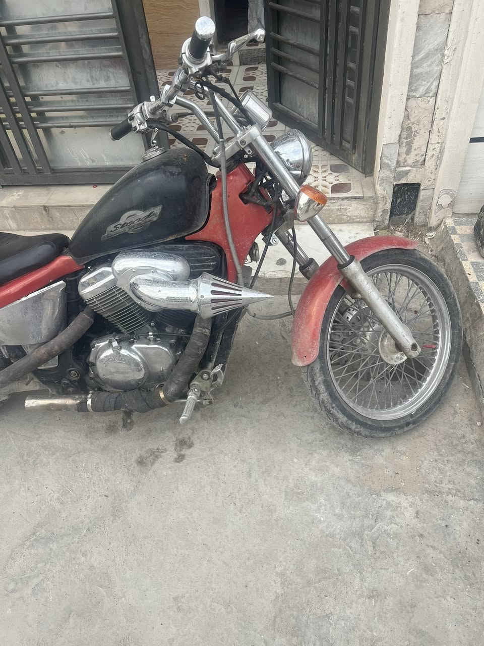 السلام عليكم ستيد ٤٠٠ للبيع رقم صلاح الدين مكينة مكفولة گير مكفول كهربائيات نضيفة بيهة نواقص مثل الكفرات بيهن كسور والكابريتر يحتاج تبديل والدبل الامامي گايم . الباقي كله نضيف . تجي تفحص وتشوف بنفسك . الدراجة شغاله ونشطة تاكل التبليط وفصلة رياضي 
مكان الدراجة بغداد حي الجهاد . السعر مليونين دينار عراقي 
***********
