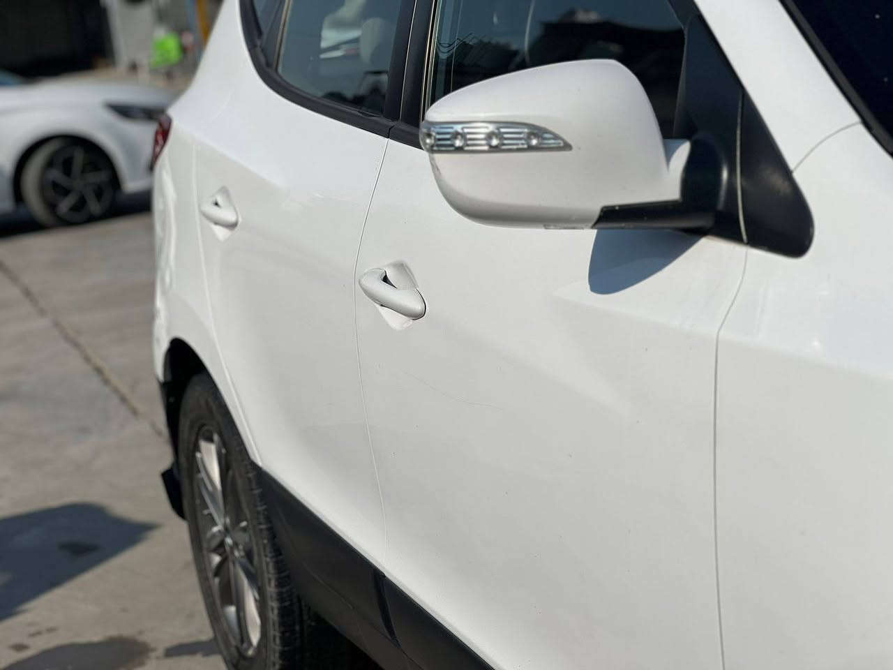 السلام عليكم ورحمة الله وبركاته
السلام عليكم ورحمة الله وبركاته 
من رخصة الادمن المحترم 
هونداي توسان موديل 2025 خليجي 
رقم بغداد ألماني حرف (ر) 
محرك 2000 كير اوتو 6 سرعات 
تبريد قطعتين تخم تايرات جديد السيارة نظيفة واستخدام شخصي بيها تلحيظات بسيطة جدا ماشية 200 الف قابل للزيادة 
مكان السيارة مجمع بسماية السكني 
السعر 145$ 
الاتصال ***********
