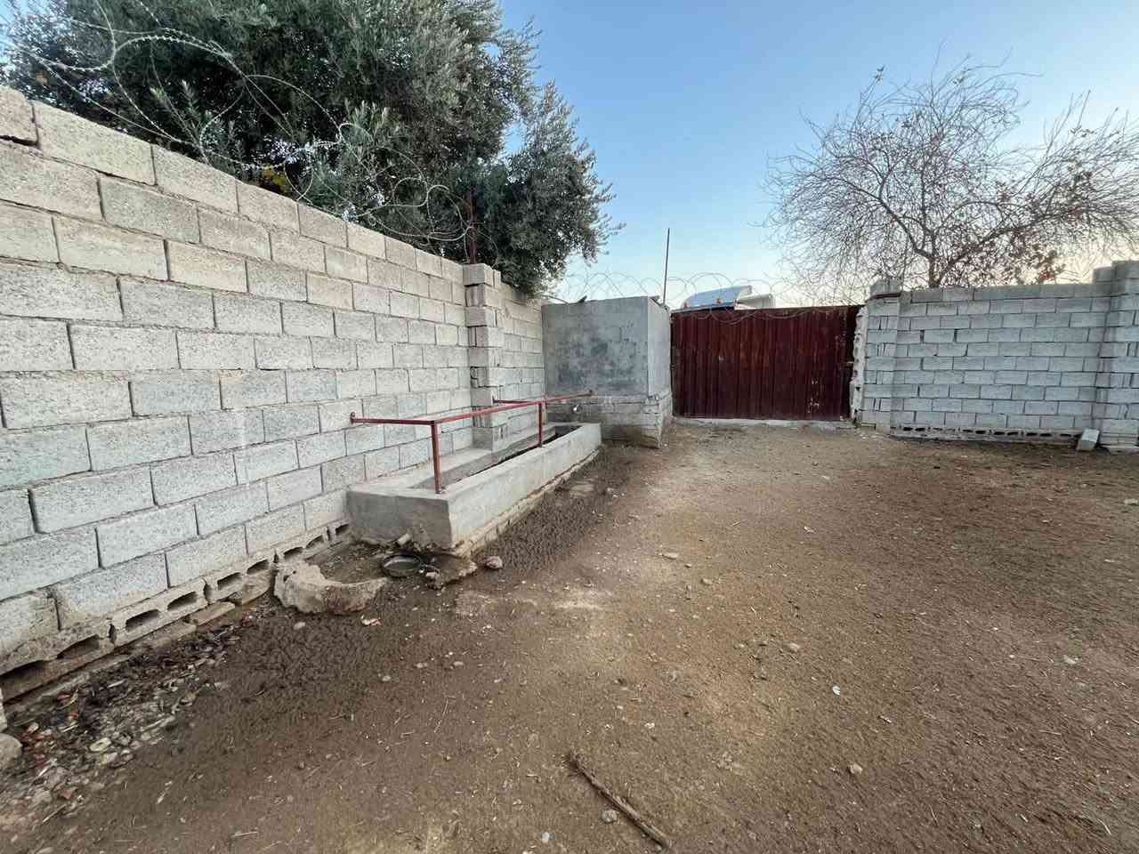 #اعلان
حقل ربط عجول   للبيع
مساحه الحقل تقريبا ٤٥٠ م2
مع ٣ غرف طين كمخزن للعلف
المساحه الكلية تقريبا ٦٠٠ م2
واصل كهرباء وماء
والطريق واصل للباب مال الحقل

الموقع /خلف مدرسة دبيس مباشرةً
السعر عالمراهم
للاستفسار الاتصال على الرقم***********
