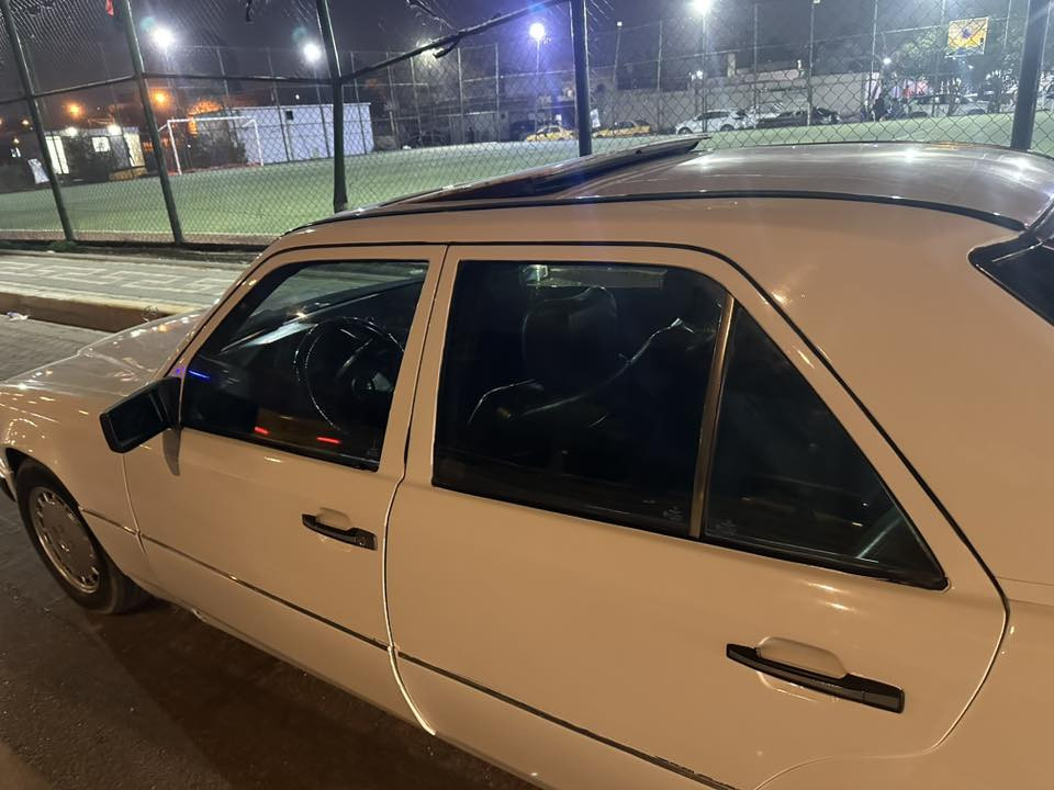 السلام عليكم مارسدس مديل90.                                             صبغ عام جديد غرفه جديده كهربايه   فتح سقف شغاله        مكينه vvt مكان سيارة بغداد مامتواجد على تواصل  فقط رقم ***********.  سعر 55 وبيه مجال
