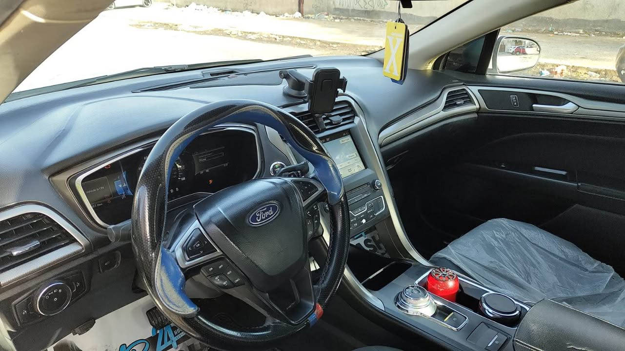 السلام عليكم ( مكلف بالنشر )
فورد فيوجن 2017 
هزه ورقم جديد 
اللون ابيض 
الحادث بنيد وجاملغ ونص من الباب ( مرفق بالمنشور )
رقم صاحب السياره 
***********
مكان السياره : بغداد الدورة
السعر 110 ورقه وبيها مجال بسيط ويوجد مراوس على حسب القناعة بغداد, العراق
