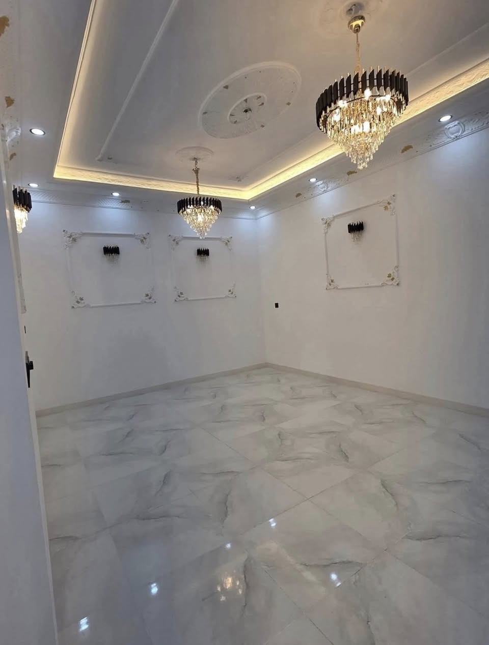 حوّل منزلك إلى تحفة فنية مع تصاميم جبسون بورد عصرية! ✨ #جبسون_بورد‎هل تبحث عن لمسة جمالية تعطى فخامة وأناقة على منزلك؟ نقدم لك تصاميم جبس بورد وسحبات جبس فاخرة بأسعار لا تُقاوم!‎✅ عرض خاص لفترة محدودة: بوكس جبسون بورد بـ 30000 فقط!‎✅ تثقيب الكهرباء مجانا‎✅ تشكيلة واسعة: جبس بورد عصري، سحابات جبس عربي أصيلة، نقوش ملكية فاخرة.‎✅ جودة عالية: نستخدم أجود أنواع الجبس لضمان المتانة والجمال.‎✅ فريق متخصص:كادر عراقي  محترفون ذو خبرة عالية في تصميم وتركيب الجبس.‎لا تتردد في التواصل معنا بس اليوم للاستفسار والحصول على عرضك الخاص! [***********]‎#ديكور #تصميم_داخلي #جبس امبورد #سحبات#نقوش #ملكيه#
