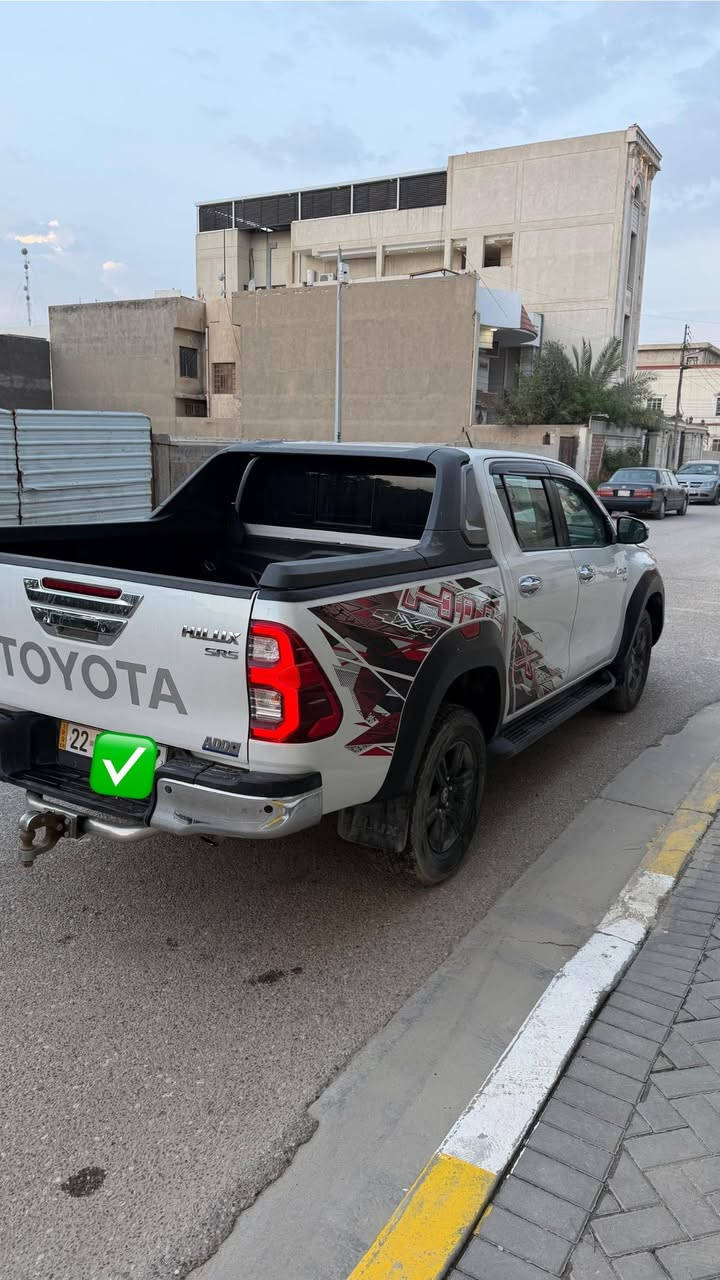 السلام عليكم  تويوتا هايلوكس كفاله عامه ماعده رصعتين 
المواصفات 
بصمه ابواب حساس امامي خلفي  شاحن لاسلكي كشنات  تبريد قطعتين تبريد مري شفط اربع جام اوتو 
اشارة ترحيب بنيد جكات شاشه كامرة خلفية  
وباقي المواصفات المعروفه 
رقم اربيل تحويل مباشر او وكالة
⭕ موديل ➖2023 
⭕المكينه ➖ 6 سلندر 
عداد المسافه _ 55 الف جديده
المواصفات ➖ 
للاستفسار *********** 📱
السعر المطلوب 
360$وبيهه مجال بسيط
