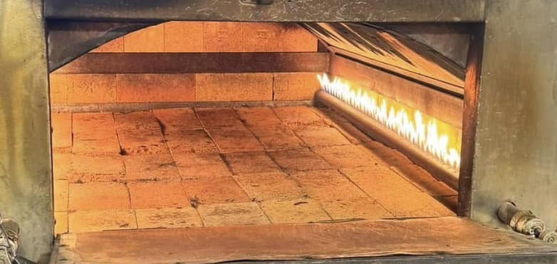 فرن حجري متنقل للبيع 
يستخدم -بيتزا -صمون -خبز لبناني - لحم بعجين 
حجر فوك وجوه فرن تسكام شغل درجه اولى 
مكاني كربلا طويريج 
***********
السعر 800 وبي مجال قليل
