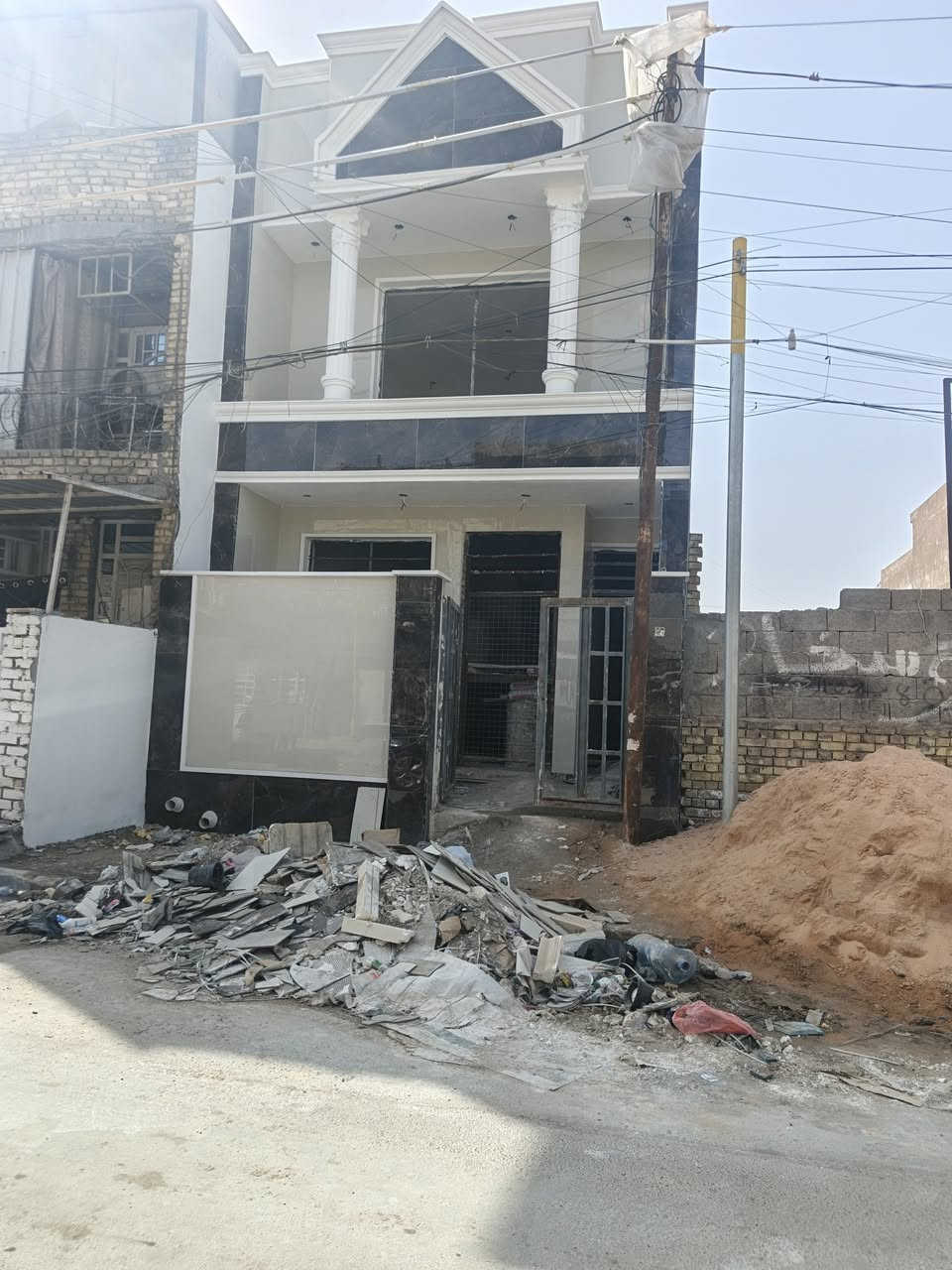 بيت للبيع مساحة ١٠٠متر الشعب ضباط كويتي خلف مركز الشرطه الشعب بناء حديث 3نوم وصاله ومطبخ وخدمات  لاتصال مكتب كليم الله للعقار مقابل مدرسة بلقيس تابعني على صفحه ***********
