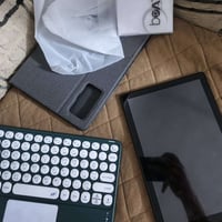 ايباد بيولت اسمه ايباد جديد مستخدم شي قليل ويه يجي ماوس وحافضه وكارتون...