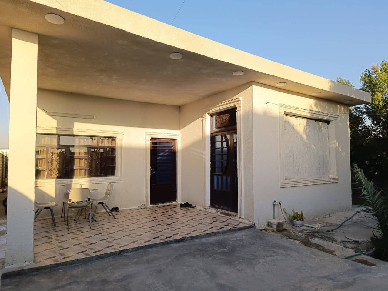 السلام عليكم الدار للبيع السعر 255 مليون وبي مجال إن شاء اللّٰه مساحة البناء 250 متر مساحة الأرض 1250  نصف دونم طابو زراعي سند الدونم بأسمنا ويتم عمل قرار محكمة للمشتري العنوان بغداد الدورة هور رجب مجمع المنتجع السكني والسعر يعتبر جداً مناسب بالنسبة لأسعار المنطقة تفاصيل الدار استقبال7×4 هول 4×4 حولي 8×4 الحولي يتضمن المطبخ والصحيات غرفتين نوم 4×5 بيتونه4×5 وبيها صحيات البيت كامل من كل النواحي وارضيته بورسلين ماعدا الغرفتين والدرج والبيتونه صب بدون تطبيك اني صاحب الدار وساكن بيه حالياً والي يجي اهلاً وسهلاً بيه وهذا رقمي *********** وعذراً على الأطالة
