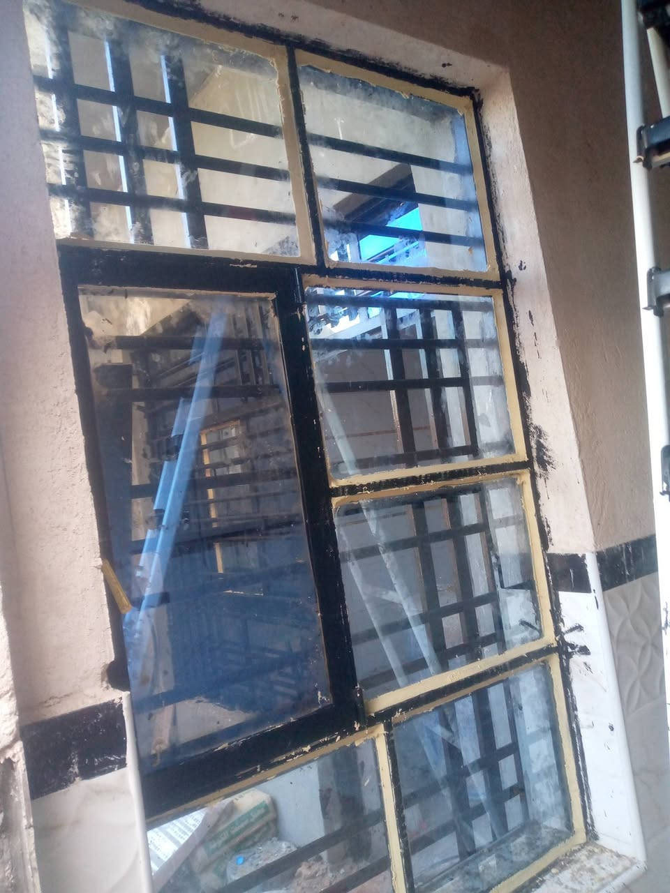 سلام عليكم مستعدون لتنضيف الشبابيك وصبغ وجام درجه اولى مواد وعمل ودفع بعد التسليم 
***********
