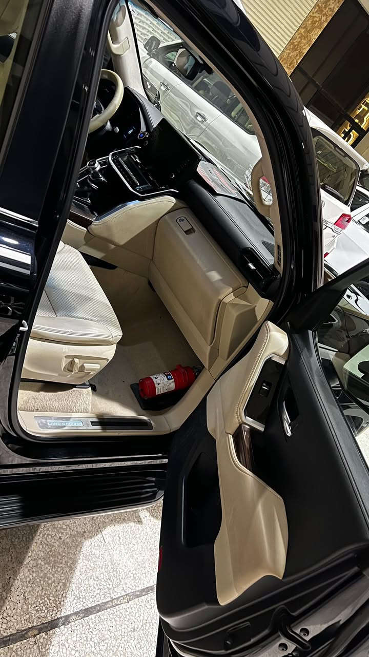 سلام وعليكم
لاندكروز للبيع 

موديل 22 

ساز اصلي 

ماشية 42 الف حقيقي 

فول مواصفات 

مكفولة كفالة عامة 

السيارة جديد 

السعر 650 $ 

رقم الهاتف 

***********

مكان بغداد
سيارة بسمي 
تحويل ومباشر
