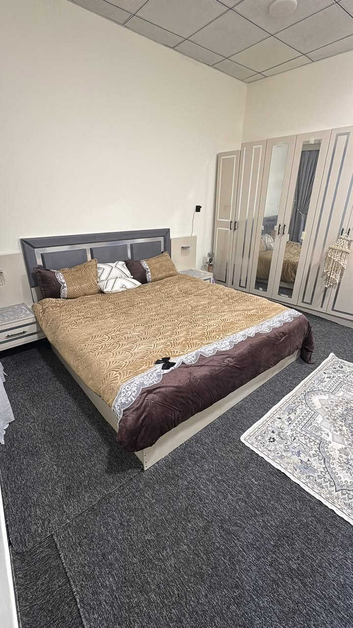 السلام عليكم غرفة نوم للبيع 5 قطع صارلي يومين من شديته بعده بالاشرطه محد مستعمل اي قطعه منه رايده ب500 وبيه مجال 
النجف الاشرف 
***********
