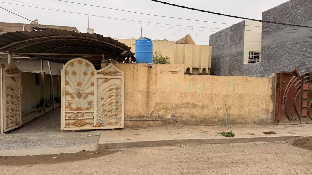 بسم الله الرحمن الرحيم 
يعلن مكتب الرنين للعقارات 
عن توفير (دار طابو صرف للبيع )
📌الموقع حي النصر الاول  قريب المدرسه  
📌المساحه ٣١٢ متر 
📌البناء طابقين 
الطابق الاول بناء طابوك / سقف صب 
يحتوي على
🔸استقبال 
🔸صاله 
🔸غرفتين نوم 
🔸حديقة/كراج 
🔸صحيات داخليه وخارجيه 
🔸مطبخ 
📌الطابق الثاني 
بناء طابوك /سقف عكاده 
يحتوي على 
🔸 غرفتين نوم سويت 
💵السعر (١٢٥ مليون قابل للتفاوض)
للاستفسار والطلب زيارة مكتب الرنين 
او الاتصال 
***********/مرتضى
