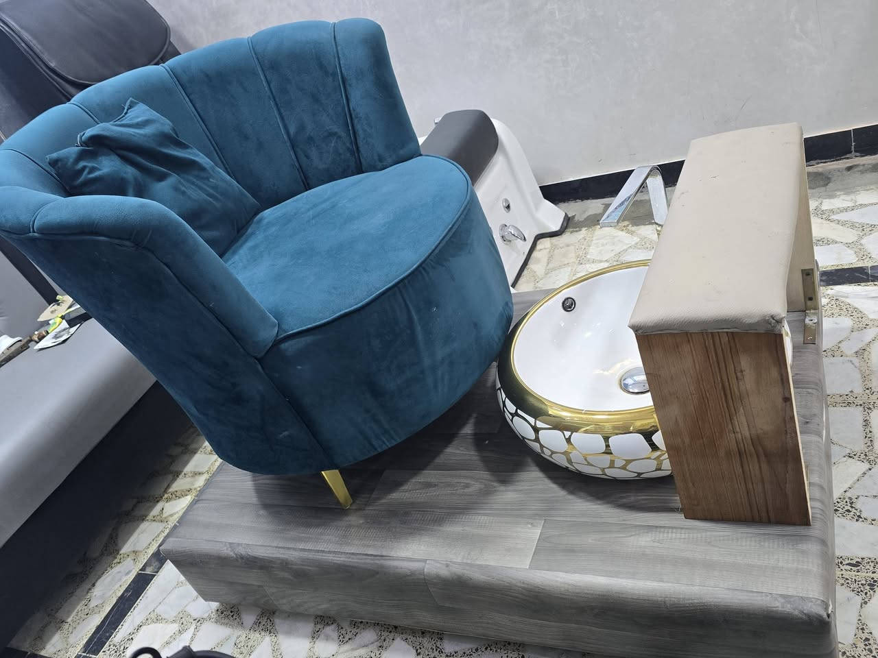 بدكير شغل نجار مو سوكي يعني لو وزن ٢٠٠ تصعد عليه مراح ينكسر نظيف كلش كلش كلش السعر ٢٠٠ 
طبعا هذا لون الخشب الاصلي بس اني غلفته الي يريد يتركه هيج او يبقي كلش طبيعي 
العنوان الدوره سوق الاثوريين ***********
