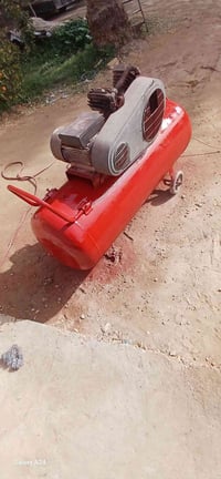 للبيع كمبريسر  ٢٠٠ لتر سعره ٤٥٠ قابل للتفاوض اتصل 07713094105