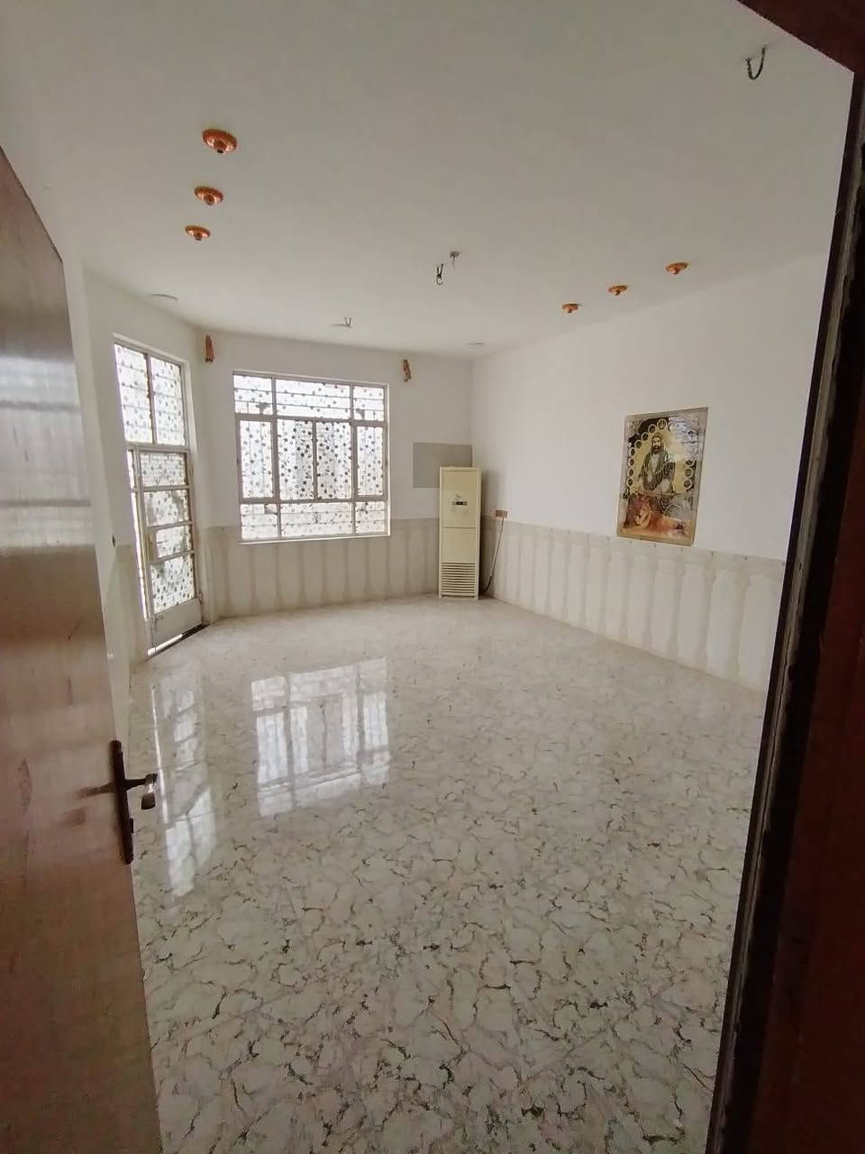 بيت للبيع مساحه 200 متر موقع حي الحكيم قرب الدبيه شارع المدارس يحتوي ع غرفه نوم 2 مع هول داخلي كبير مع مطبخ صحيات داخليه خارجيه استفسار اتصال ع الرقم أو الواتساب ***********
