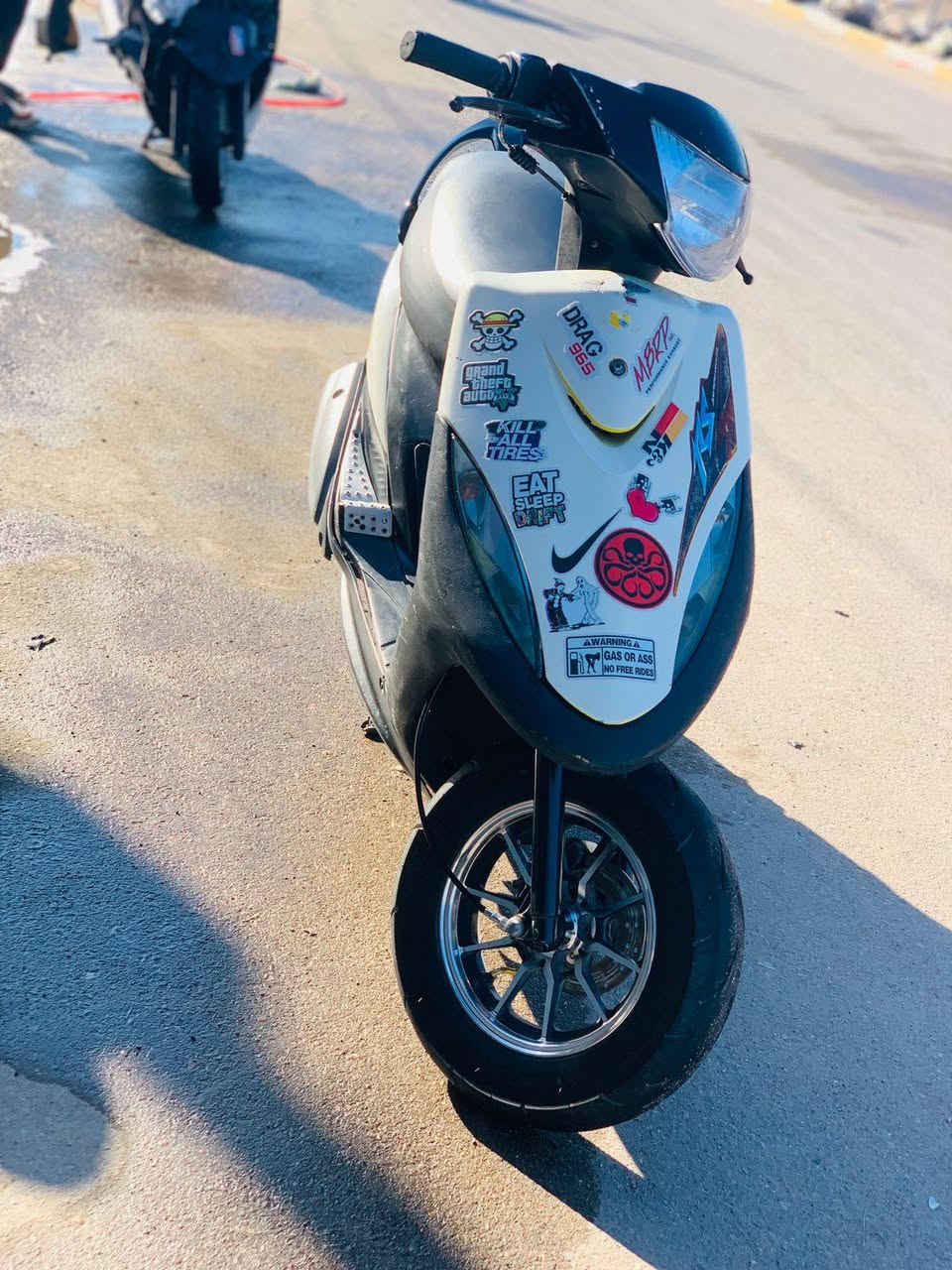 سلام عليكم دراجه ماكس عدله دراجه من التاير التاير بدلاديه بيها وياله رياضي مكينته خرسه صوتها متسمعه  كهربائيات كامله شلعه ومعدل ترايك وين متريد مكينه 55 مداريه من كل النواحي مكاني بغداد حي جهاد سعرها (555بيها مجال) ***********
