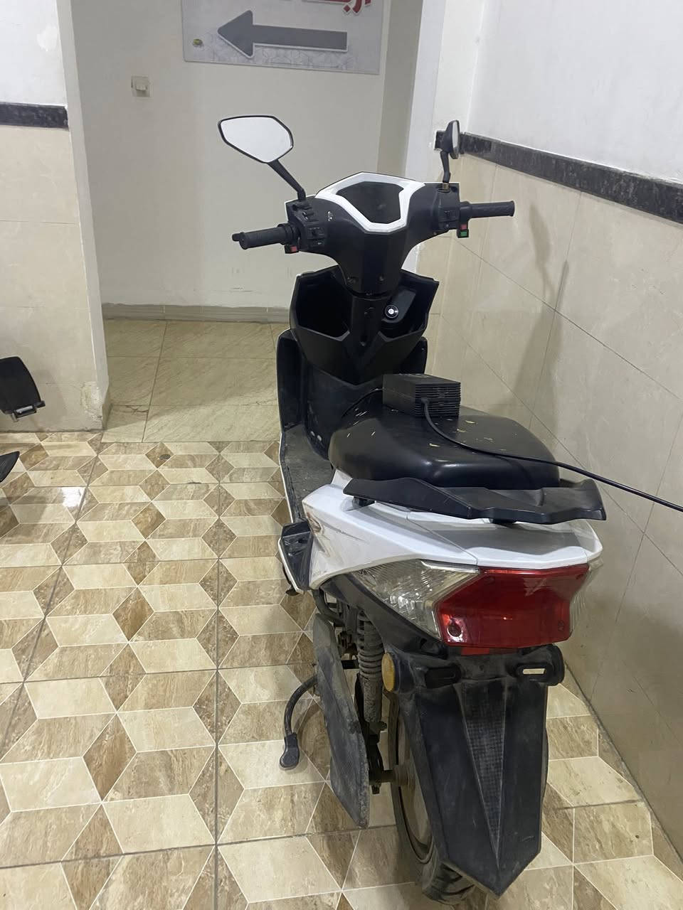 السلام عليكم خواتي عندي هاذا الماطور لبيع النوع سكنس نثيه 
البطاريه 5️⃣
السرعه 52 حقيقي 
ونضام بارك 
ودبل أشاره 
والدراجه كلها شغاله
والسعر خاص أو استفسار على هذا الرقم 
***********
