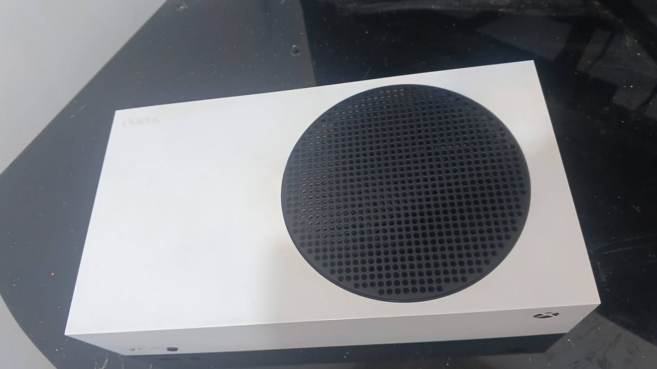 سلام عليكم 
Xbox series s 
كلش نضيفه 
مع كامل ملحقات
سعر 375 
 متوفر توصيل 
مكاني موصل
*********** واتساب
