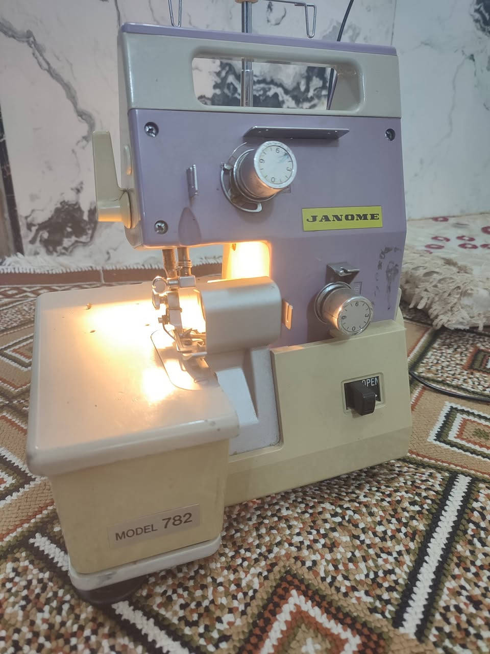 سلام عليكم مكينه خياطه 2خيط سعر 250وبيه مجال
***********
