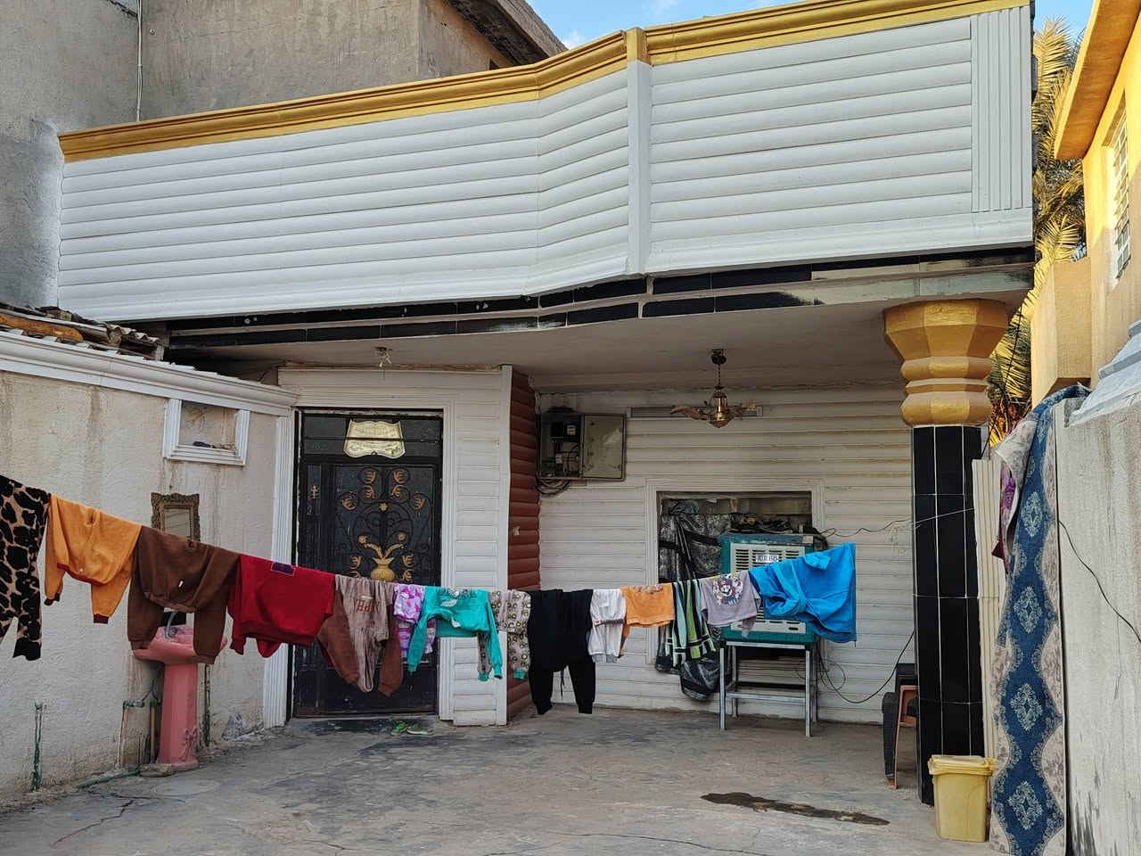 سلام عليكم بيت البيع مساحه ٣٠٠ متر قرب المدرسه ابن العربي قاط واحد غرف عدد ٢ واستقبال ومطبخ وحولي وترك وصحيات داخليه وخارجيه وحديقه وكراج من ضمن الطابو منطقة الانتصار مقابل مستشفى حماد شهاب سعر ٦٥ مليون ***********
