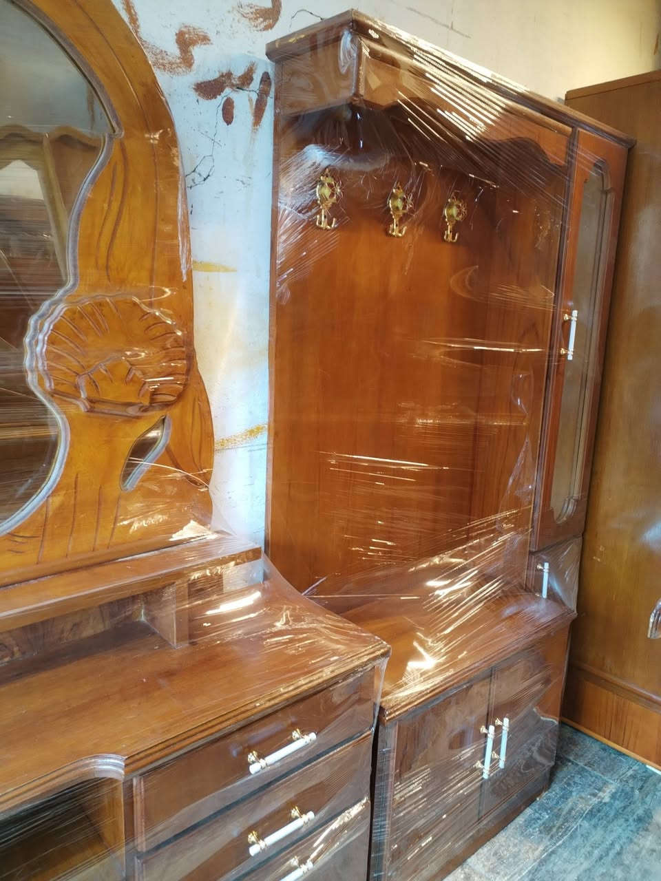 ميز توليت مع زاويه
مع زوج كمدائن شرط النضافه
السعر 150
***********
***********
