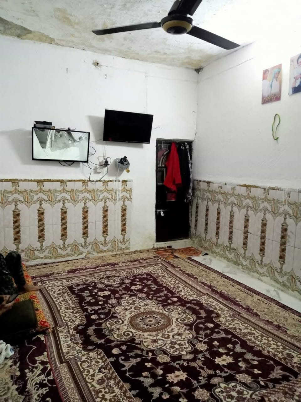 بيت 60 متر غرفه وصاله ومطبخ واستقبال صغير وصحيات للبيع حي الرحمه شارع الكيات  فرع مكتب ابو محمد الكريطي

السعر  20 وبي مجال قليل 

‭***********
