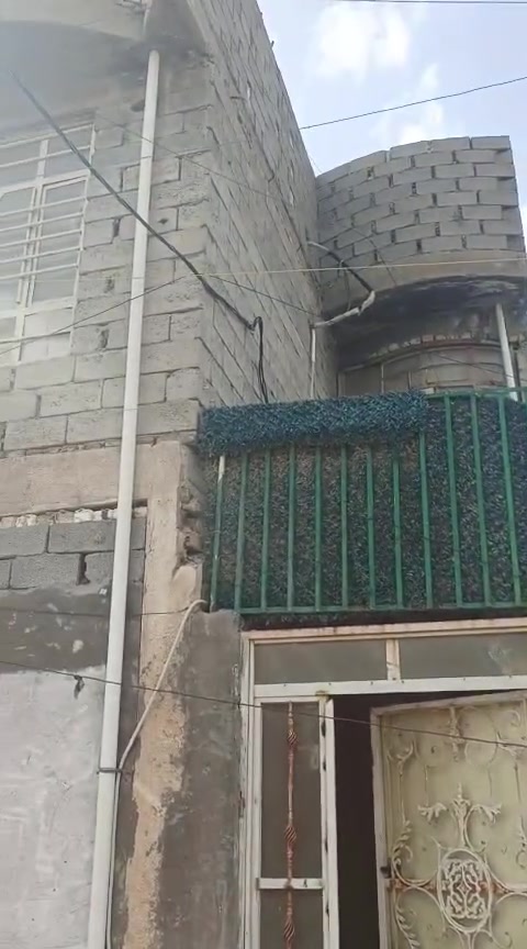 سلام عليكم بيت مثل ماواضح بل فيديو للبيع يرهم مراوس مساحه 105طابقين سيراميك فول
الحميديه السوك الثاني عله الشارع العام طابقين 
***********
