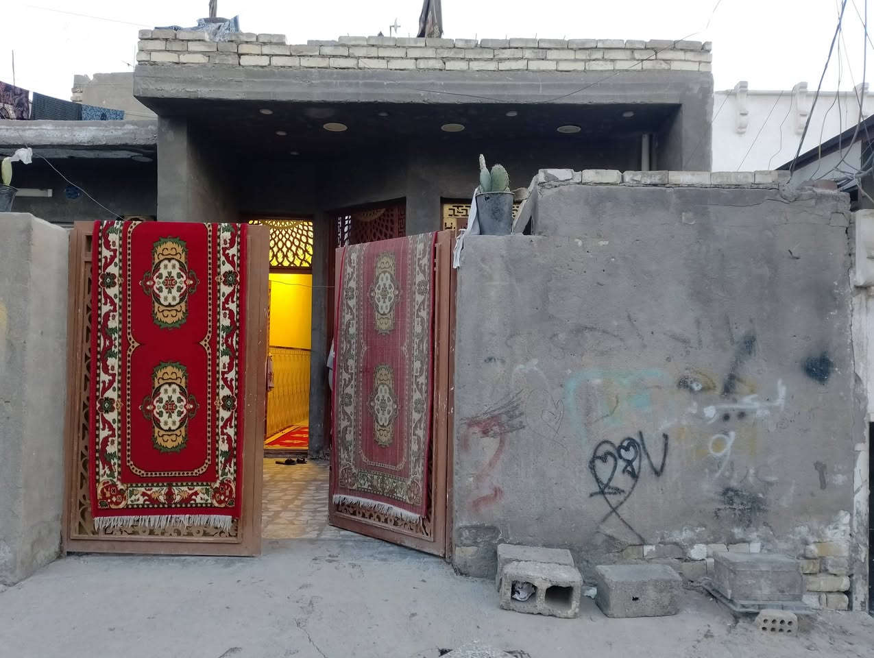 السلام عليكم بيت للبيع 100 متر بناء جديد الواجهه 5 والنزال 20 طابق واحد وبيتونه فوك يحتوي على مدخلين ستقبال وممر عنوان البيت شارع ضغط قرب اسواق علي نعيم  السعر مناسب للاستفسار ***********
