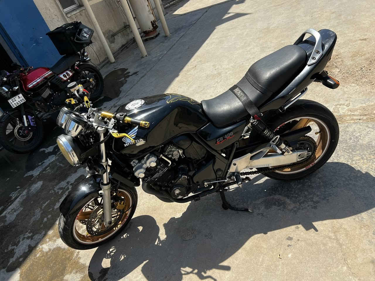 هوندا cb400 جيل ثاني 16 ولف مكفوله كفاله عامه من النضوح ولتبخير ولصوت مفتوح بس قبق كلج للمصادقيه و امانه الله فتحته لان عينه الدهن انكسرت وضطريت افتحه الغي العينه اسدها ورجعت شديته دراجه تخبل ما ناقصها شي مرتبه ونضيفه بيها دكمه باور تخليلك الدراجه اطير اذا مو 180 وتعبر نكره وحده ترايك وين متريد الدراجه كلك كلك كلك اكفلك سرقه بيها بس ورقه مال معرض سبب البيع اني سايق دلفري وما متفرغ الها عايفها بمكانها سعر مليونين وبيها مجال للشراي 2.000.000 مكاني بغداد البياع رقم ***********
