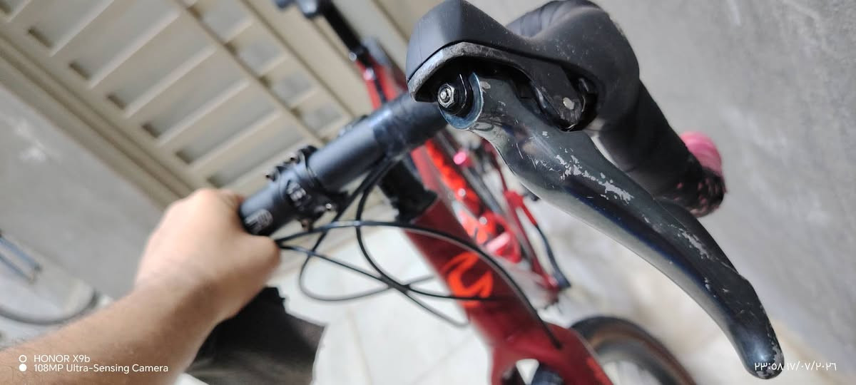 للبيع: دراجة جرافل (Gravel) كابيتال ماركة CANNONDALE العالمية 🚴‍♂️
​الدراجة بحالة ممتازة جداً (أخت الزيرو) وجاهزة للمسافات الطويلة، كل القطع بلاد ومختمة كير وتك من الشركة.
​النوع: جرافل (Gravel Bike).
​الماركة: CANNONDALE (أصلية صناعة تايوان).
​السستم: Shimano TIAGRA (سرعات 2×10) سلاسة عالية بالنقلات.
​الختومات: كلشي بيها مختم كاننديل (الرقبة الأصلية، بوري الركبة، وبوري السرج).
​الويالة: CX20 DISC قوية وتحمل مطبات وطرق وعرة.
​البريكات: ديسك بريك (دهن) استجابة سريعة وأمان عالي.
​ملاحظة: الدراجة مغسولة، ملمعة، ومشدودة إلها الرقبة الطويلة الأصلية للشركة ومصفية على الفحص.
​السعر المطلق 900 ألف وبيها مجال بسيط للشراي الجاد
مكاني بغداد الزعفرانية
رقمي *********** واتساب ماسنجر
