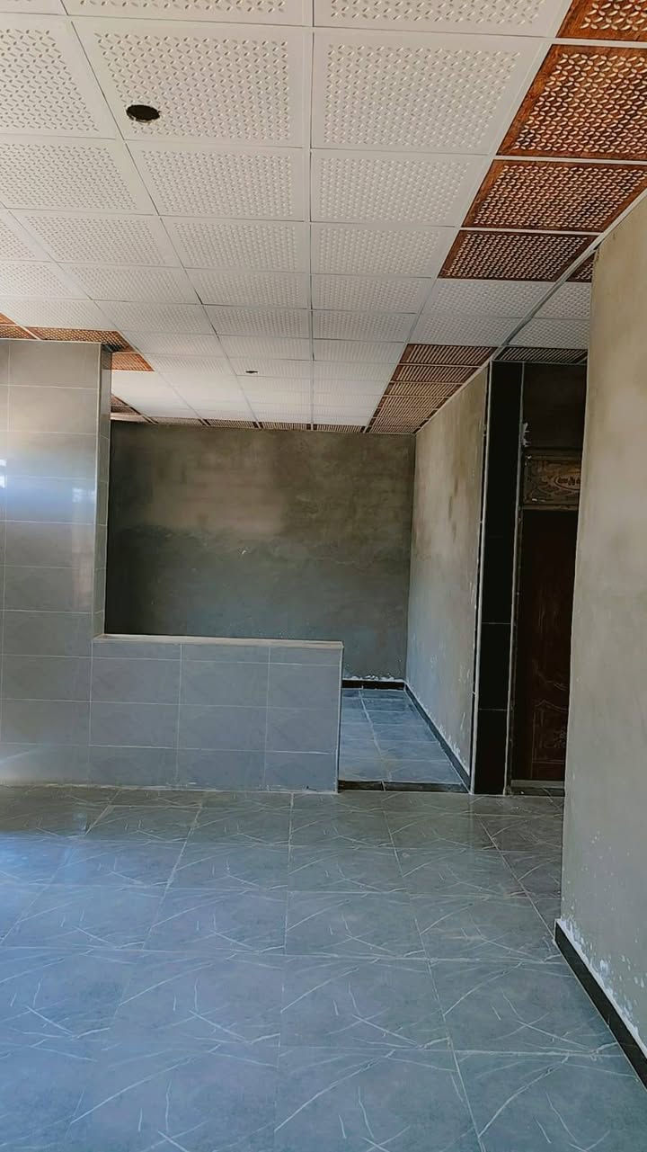 بيت مساحه ٢٠٠ متر  طابو زراعي سند ٢٥   بناء الاساس طابوك هرمي + صب
البناء بلوك درجه اولى مع صب تحت السقف الشيلمان بلجيكي يحتوي على غرفتين وصاله ومطبخ وصحيات خارجيه وسويت داخل احدا الغرف  شغل الداخل درجه اولى النواقص فقط (صبغ كرهباء ماء) او بي مساحه تقريب ١٠٠ متر  يبعد عن الشارع العام٣٠٠ متر   مكانه حي المنصور للأستفسار الاتصال على الرقم ***********
