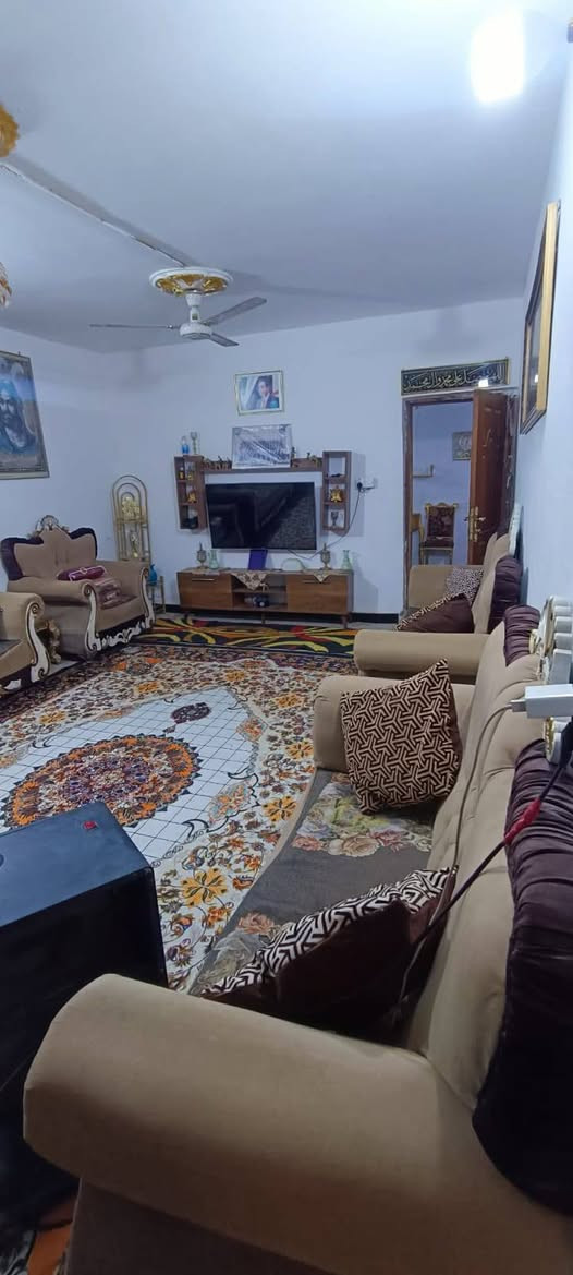 السلام عليكم من رخصة الادمن بيت للبيع قرب سوق المعالف موقع حلو سند مستقبل مساحة 200متر 5 غرف نوم طابقين مسلح حديقة خارجية شارع عريض ...للاستفسار الاتصال ع رقم *********** يوجد واتساب
