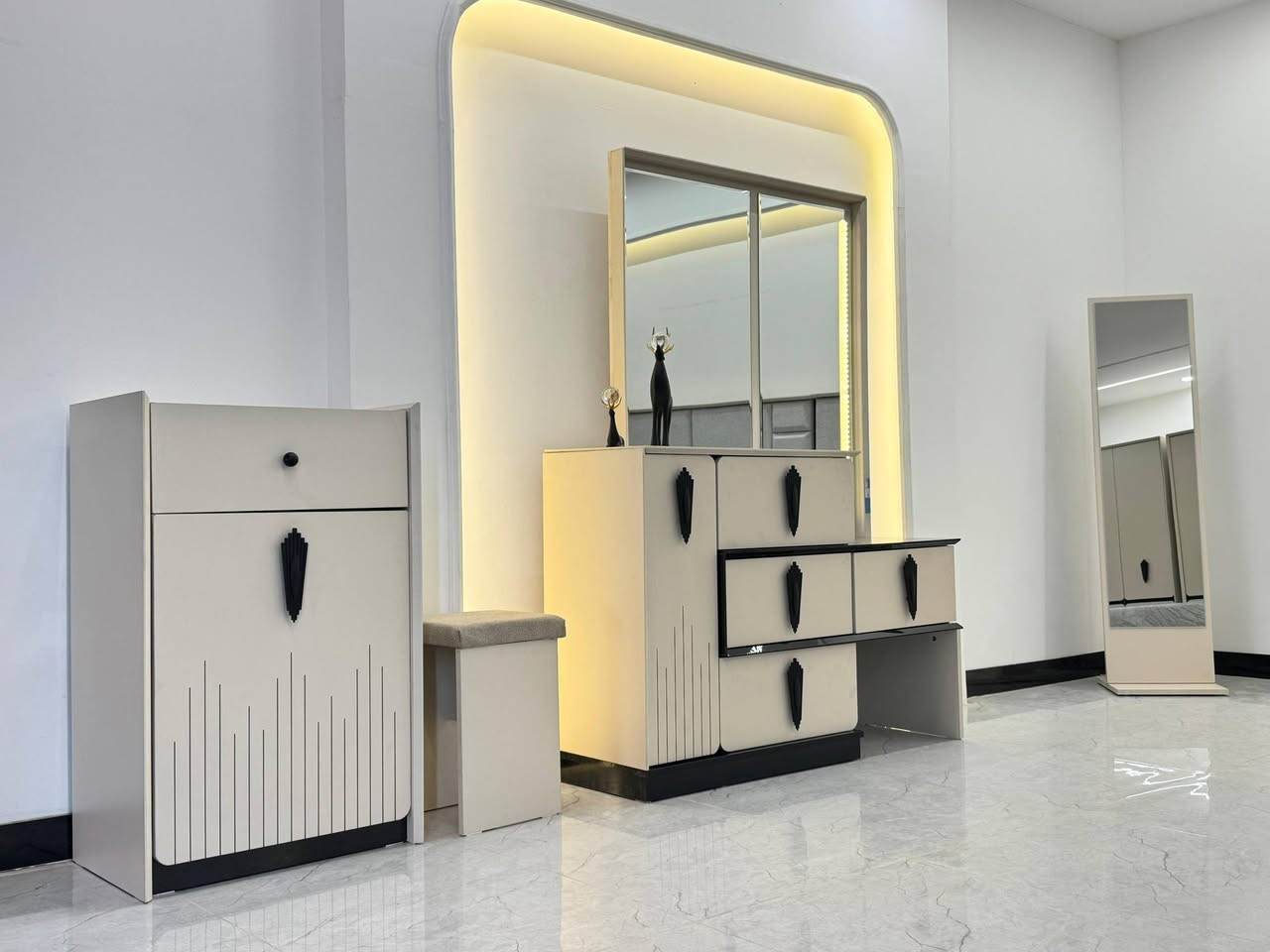 غرفه نوم تركي 
عشر قطع

سرير خزان

برغي  حديد 🔩

اضاءة مخفية بميز التواليت والكومدي 

والدولاب 

قياسات الكنتور 240*220*52

كنتور إضافي 84*220*52

ميز تواليت 130*170*42

كوميدي 52

ارتفاع الراس العالي 125

بسعر مناسب جداً 
 
للحجز والاستفسار وتساب

***********
