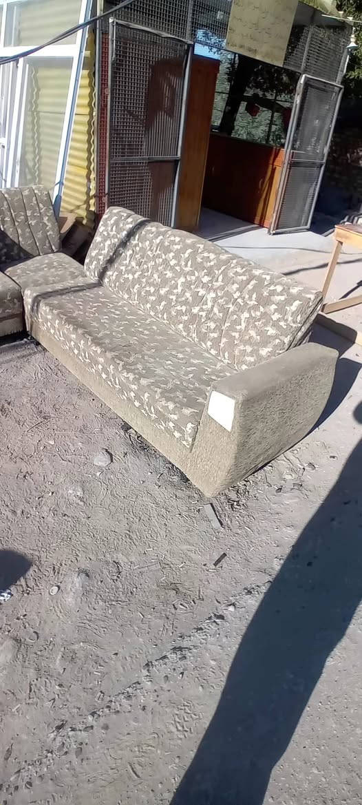 اللهم صل على محمد وال محمد تخم تركي ١٠ مقاعد مناسب💺💺 وكناتير ٣بيبان ومنضد ٦باب🥇 للبيع للإستفسار *********** واتساب ماسنجر يوجد شد غرف تركي ⚒️⚒️ وعراقي 🔧🛠وتصليح كافة الغرف🪛🪛 وعمل تختات نجاره درجه اولى بجميع القياسات🛌🛌🛌
