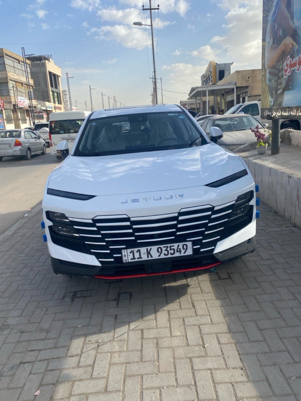 � جيتور داشنج 2025  فول مواصفات Luxury  لاكجري
لون ابيض صدفي 

 الموديل: 2025
ماشيه 3500 بعده زيرو
 الدفع: أمامي
 الكير: 7 نمر دبل كلتش (7DCT)
 المحرك: 1600 تيربو قوي واقتصادي

المواصفات الكاملة:
 تشغيل ودخول ذكي (Keyless Entry & Start)
 تشغيل عن بُعد (Remote Start)
 شاشة وسطية عملاقة
 عدادات رقمية بالكامل
 Apple CarPlay + Android Auto
 نظام ملاحة (GPS)
 كاميرات 540 درجة عالية الدقة
 حساسات أمامية وخلفية
 نظام مراقبة ضغط الإطارات (TPMS)
 مكيف أوتوماتيك ثنائي المناطق
 فتحات تكييف خلفية
 شحن لاسلكي للموبايل
 منظومة صوتية سوني متعددة السماعات
 كراسي جلد فخمة
 كراسي أمامية كهربائية
 تبريد وتسخين للمقاعد الأمامية
 ذاكرة مقاعد
 إضاءة داخلية محيطية (Ambient Light)
 إضاءة ترحيبية عند فتح الأبواب
 سقف بانوراما واسع
 إضاءة LED كاملة (أمامي + خلفي)
 مرايات جانبية كهربائية مع تسخين وطي أوتوماتيكي
 شنطة خلفية كهربائية ببصمة
أنظمة الأمان ومساعدة السائق:
 مثبت سرعة ذكي + تحكم كامل بالمقود
 نظام التحذير عند مغادرة المسار
 نظام التنبيه من التصادم الأمامي
 نظام تحذير النقطة العمياء (Blind Spot) 
 نظام الثبات الإلكتروني ومنع الانزلاق (ESP + TCS)
 ABS + EBD + BA
 فرامل توقف إلكترونية + Auto Hold
  (HHC + HDC)
 6 وسائد هوائية
بعد هواي موصفات بيه
مكان سياره البصره
سعر 190 وبيه مجال شي قليل