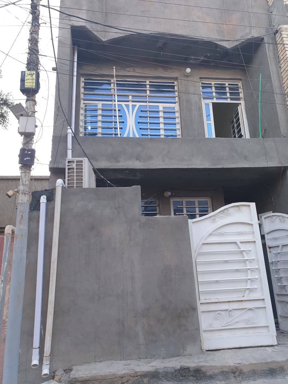 دار للبيع 🔺 المساحه 100م طابقين  .. منطقة بغداد الحسينيه المخابرات شارع الضغط مقابل مدرسة زهور بغداد ✨ طابو صرف .. السعر 125 .. للاستفسار والاتصال *********** صاحب الدار..
