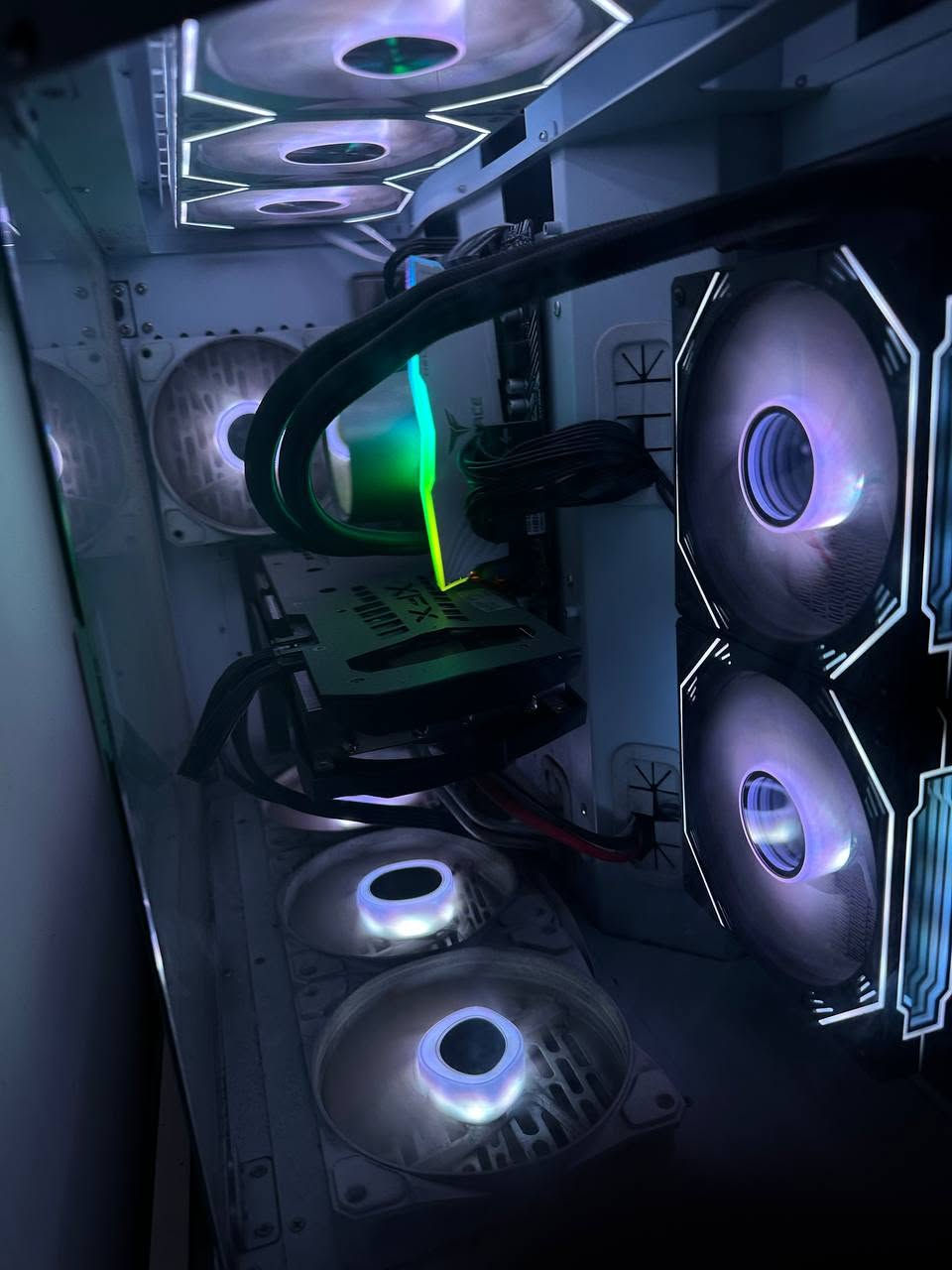 تجميعة كيمنك + مونتاج للبيع 

 المواصفات:

 كرت شاشة: XFX RX 6700XT 12GB (3 مراوح)

 معالج: Ryzen 5 5600X

 مذربورد: Asus Prime B450

 رام: Teforce 16GB 3600MHz CL18 RGB

 تبريد مائي 240mm

 M.2 سامسونج 512GB

 SSD كنكستون 256GB

 هارد 3 تيرا

 باور 600W برونز

 كيس Mass M10 (مع 7 مراوح بالكيس، مالات المبرد غير شاملة)

 شاشة AOC 24 اinch 144Hz curved

تجميعة متوازنة تسحب اغلب الالعاب الحديثة على هاي سيتنق، و مناسبة لشغل المونتاج والتصميم والرندر.

💰 السعر: 1,400,000 د.ع وبيها مجال

 موقع : بغداد - 

***********
