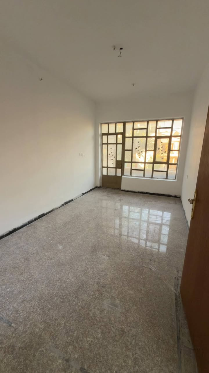 🏡✨ للإيجار ✨🏡
📍 دار سكنية بمساحة 100 متر
🛏️ تحتوي على 4 غرف نوم
🍳 مطبخ حار / بارد
🚿 خدمات متوفرة في كل طابق
✅ مناسبة للعوائل
✅ جاهزة للسكن

📞 للاستفسار:
***********

🏢 مكتب أرض القمة للوساطة العقارية
🔑 نوفر لكم أفضل الخيارات العقارية
