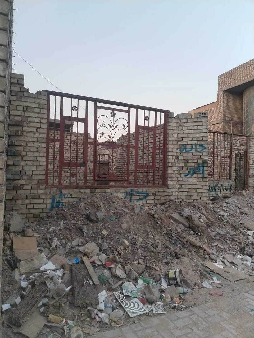 (بسبب وعود كاذبه اعاده نشر)  سلام عليكم بيت هيكل للبيع حي سفير مساحه 150 طابو زراعي سند 25 كل الخدمات بي ماء كهرباء تبليط مجاري موقع قرب مدارس عمر ابن عبد العزيز نهايت شهداء الثالثه   سعر 90...... ***********
