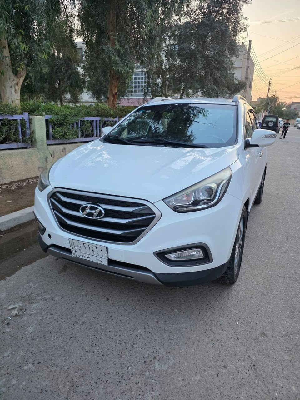توسان ٢٠١٦
خليجي 
بدون صبغ 
بيهة بارد بين الباب والهلال الي خلف السائق ورصعة صغيرة بوجه القمارة
السيارة بدون نواقص كير محرك تبريد
١٦٠ وبيهة مجال 
***********
