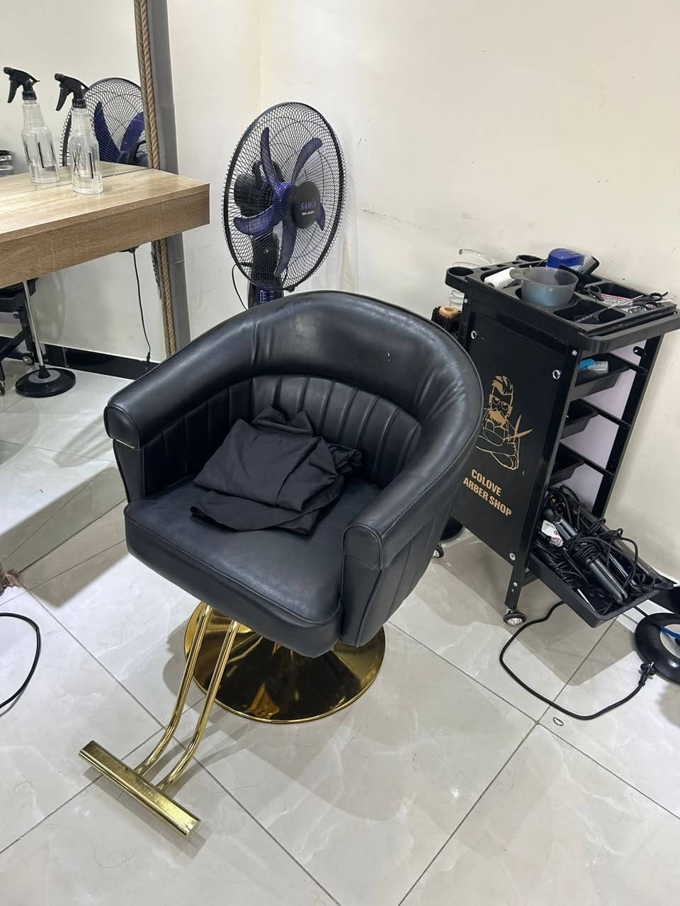 السلام عليكم ، للبيع 
معدات حلاقة رجالي نظيف جدا استخدام اقل الشهرين 
الكرسي الصغير السعر 150 وبي مجال 
الكرسي الكبير السعر 250 وبي مجال 
المرايات شغلهن طلب خاص يعني مو جاهز سعر المراية الوحدة 200 وبيهة مجال 
جهاز تنظيف البشرة جديد غير مستعمل السعر 300 وبي مجال
العنوان : بغداد الكرخ حي الجامعة للتواصل الرقم : *********** وموجود بي واتساب هم
